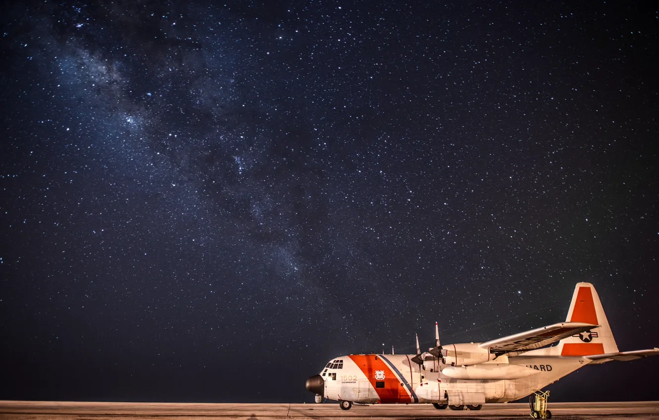 Фото обои небо, ночь, звёзды, аэродром, Lockheed, военно-транспортный самолёт, Локхид, C-130 Hercules