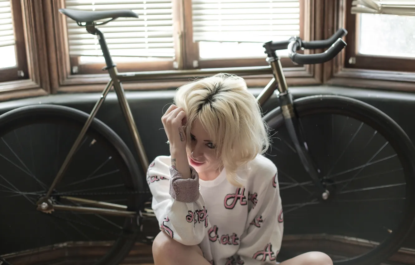 Фото обои девушка, велосипед, блондинка, alysha nett