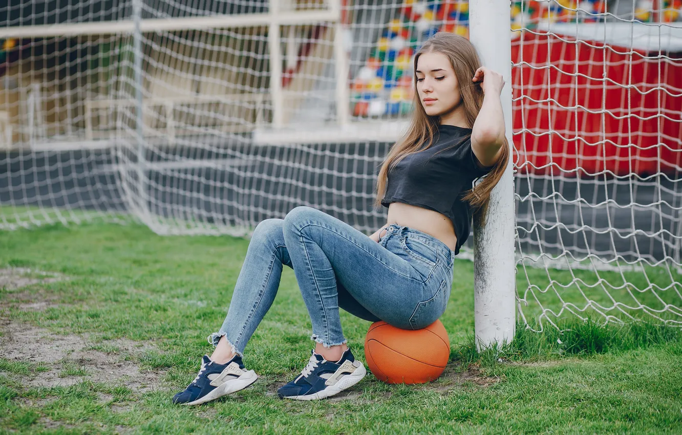 Фото обои girl, jeans, ball, cute, sneakers, tank top