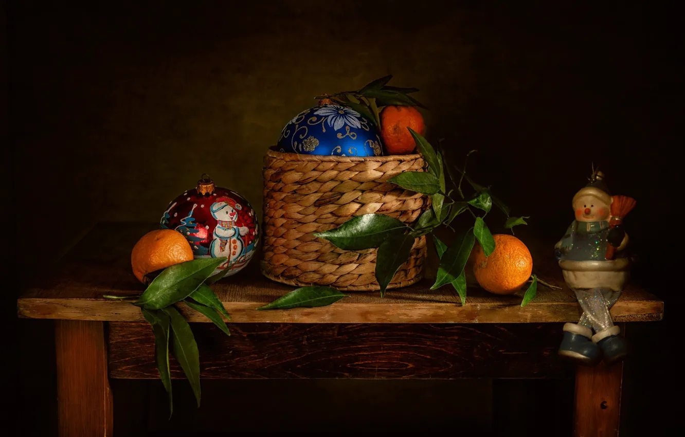 Фото обои листья, праздник, шары, корзина, игрушки, новый год, столик, мандарины