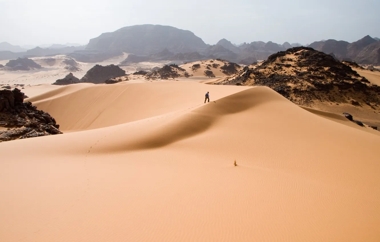Фото обои песок, небо, горы, пустыня, человек