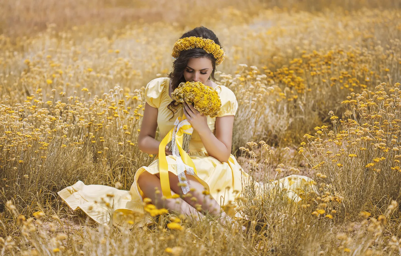 Фото обои поле, лето, девушка, цветы, ленты, букет, платье, брюнетка