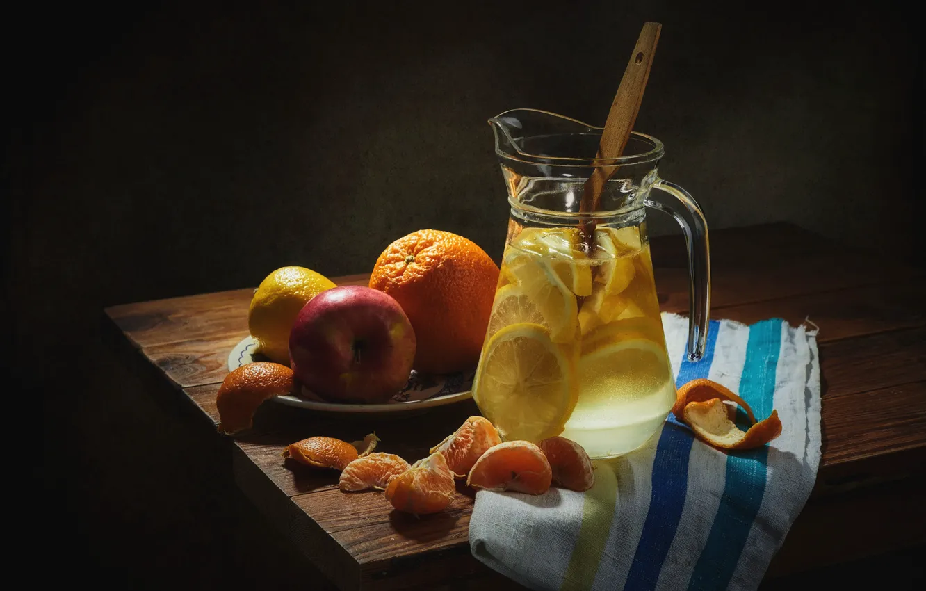 Фото обои свет, темный фон, стол, лимон, яблоки, стеклянный, апельсин, еда