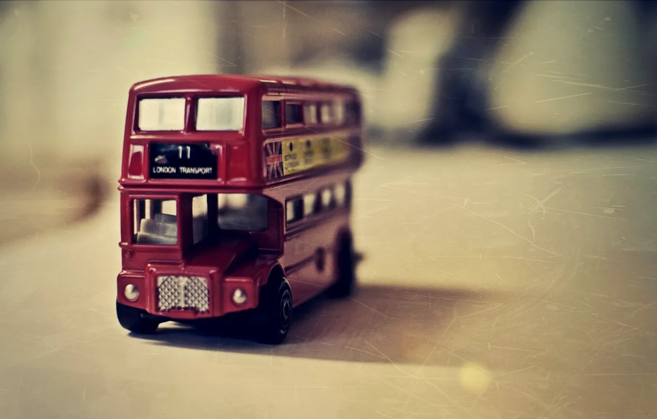 Фото обои макро, красный, фото, стол, игрушка, автобус, английский