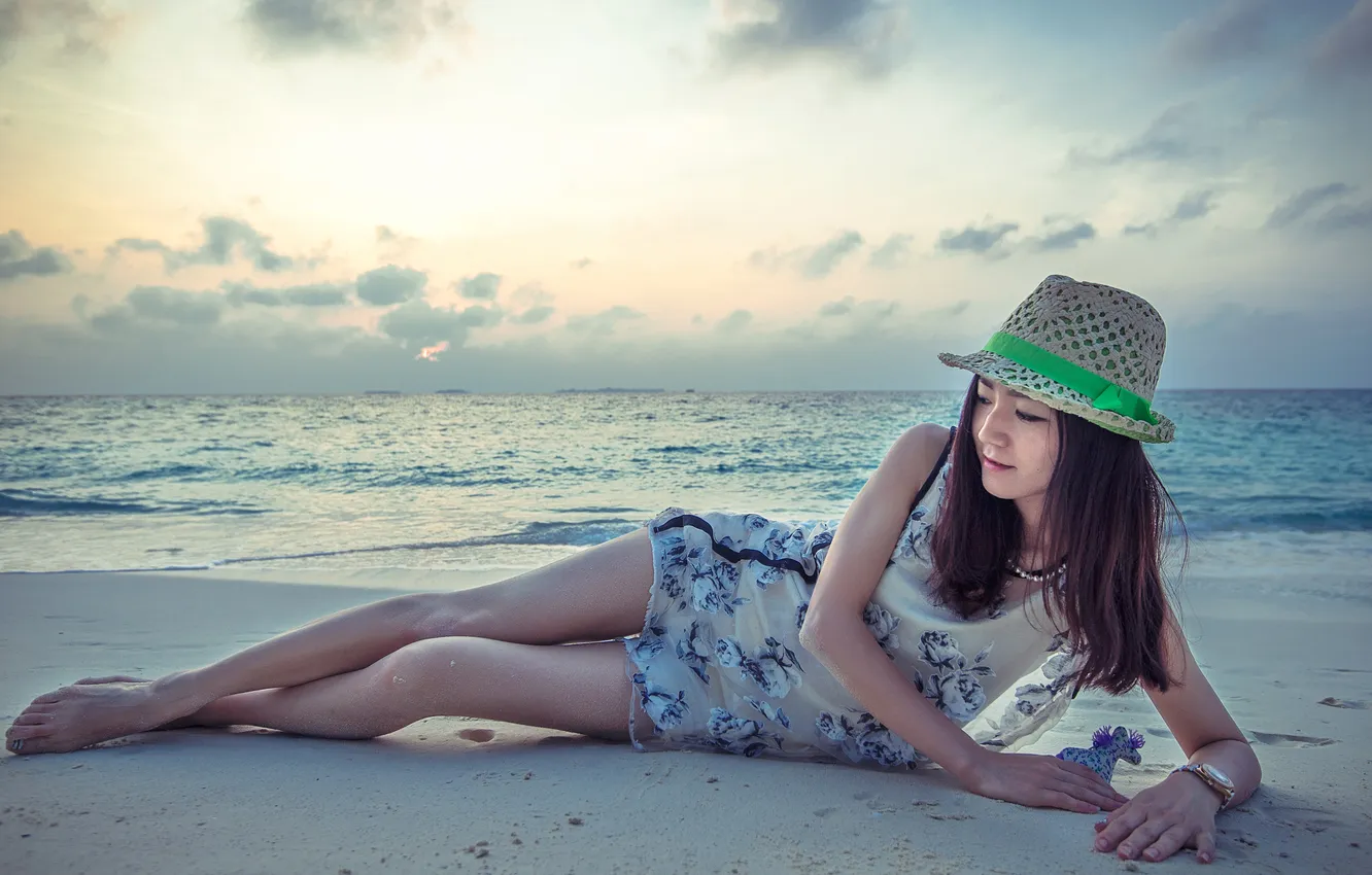 Фото обои море, пляж, девушка, облака, портрет, girl, азиатка, Portrait on the beach