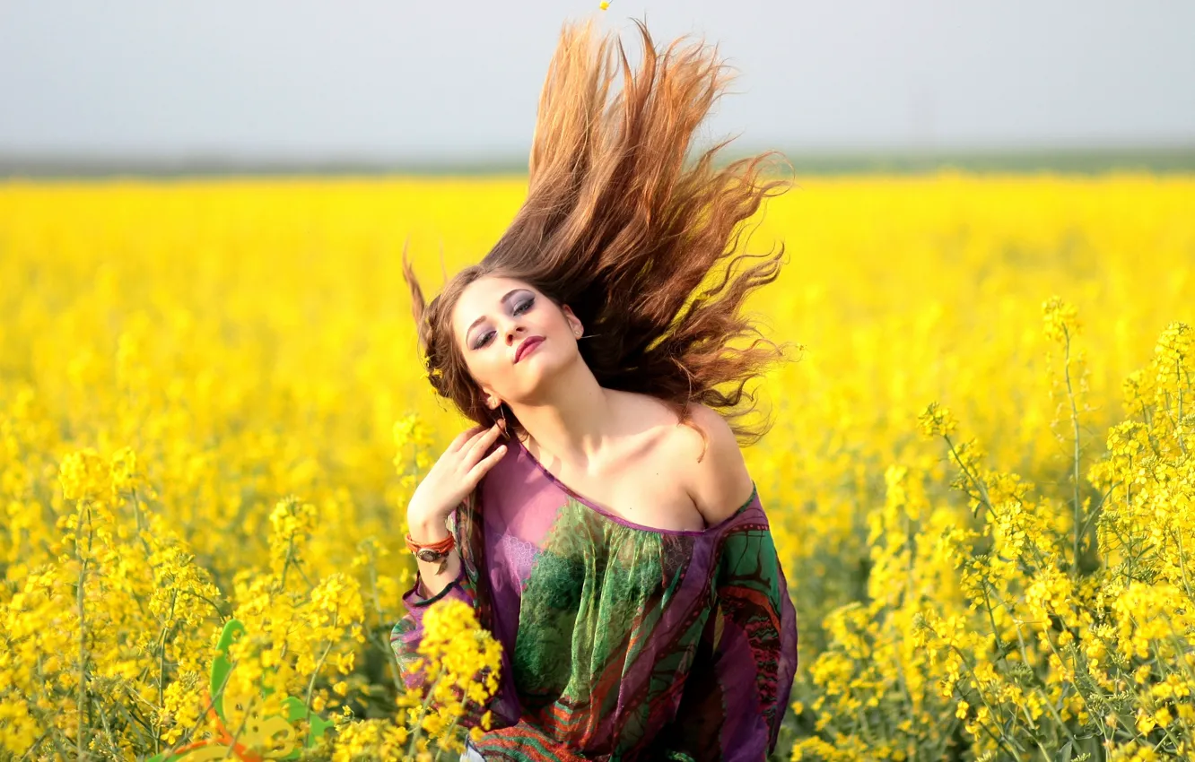Фото обои поле, взгляд, макияж, браслет, field, очарование, look, желтые цветы