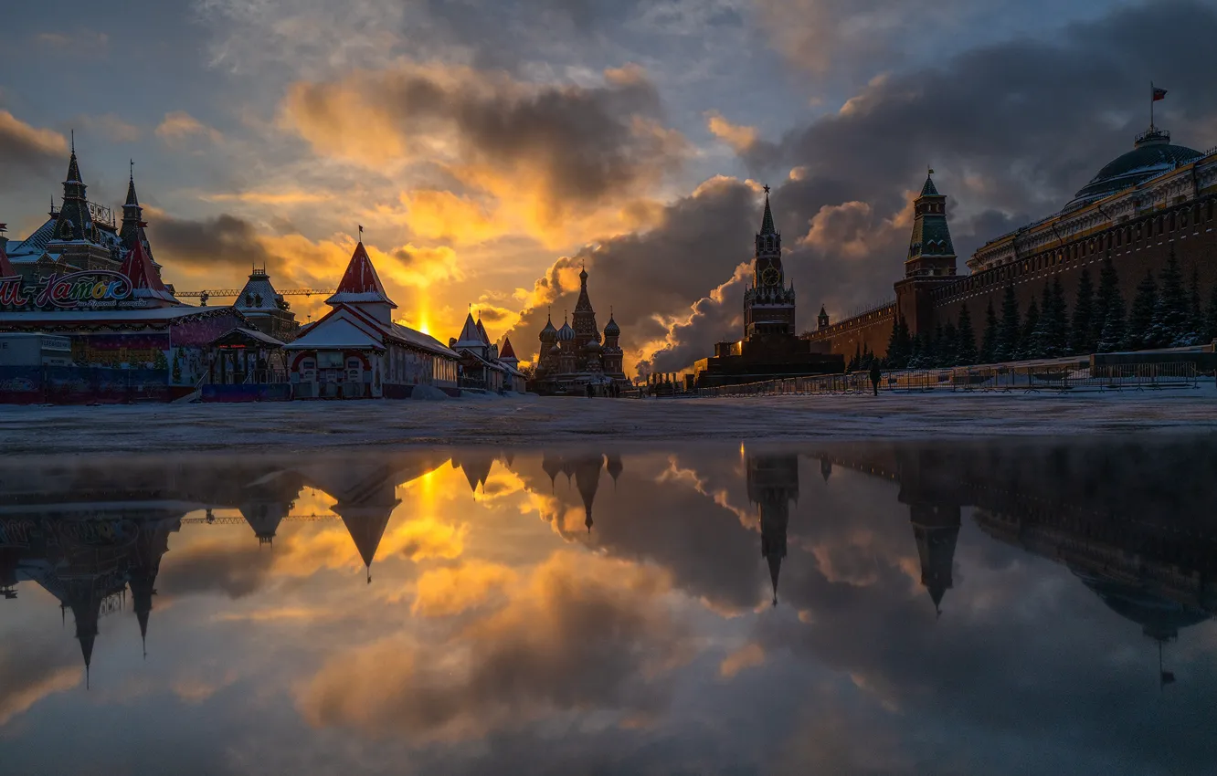 Фото обои вода, город, отражение, стена, утро, лужа, Москва, башни