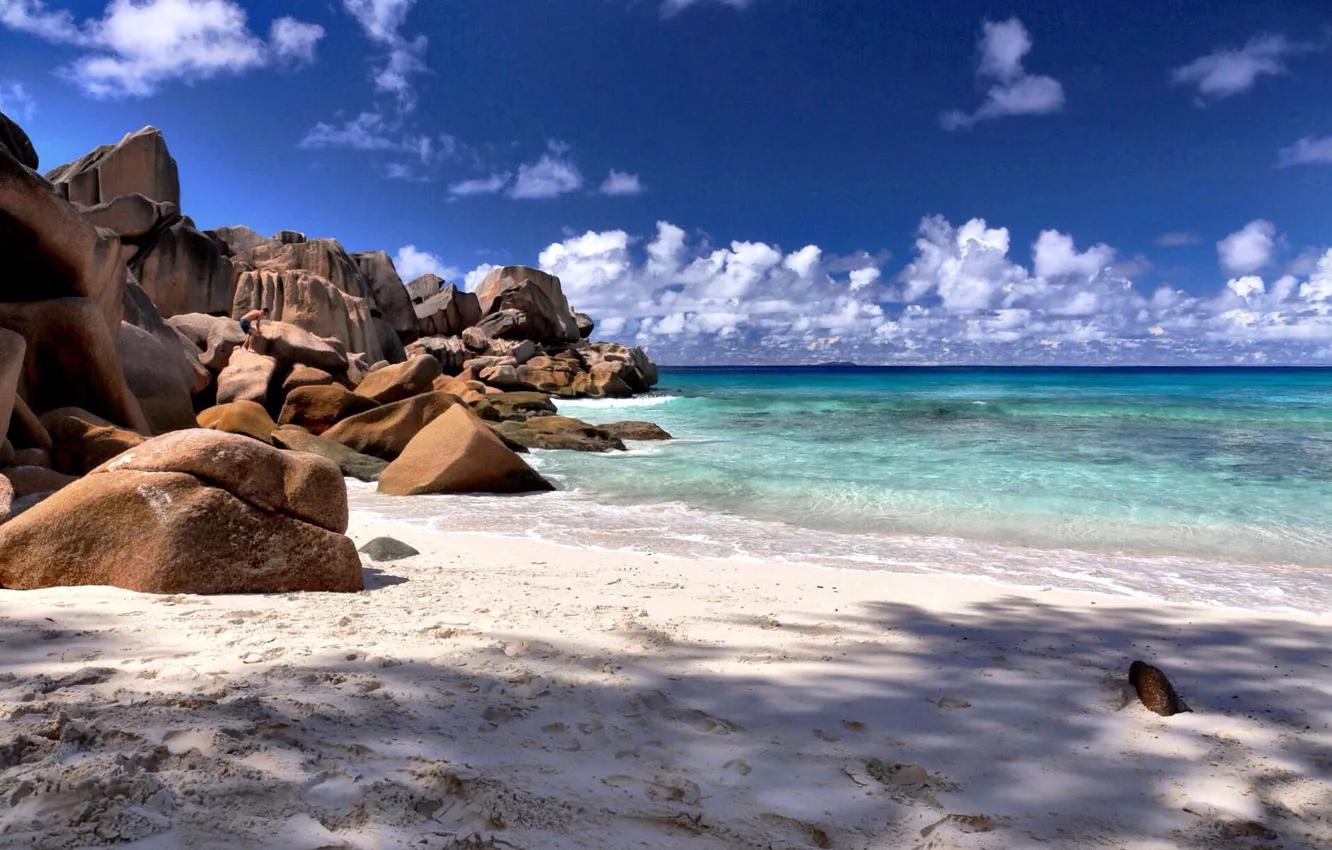 Фото обои песок, море, небо, облака, камни, скалы, берег