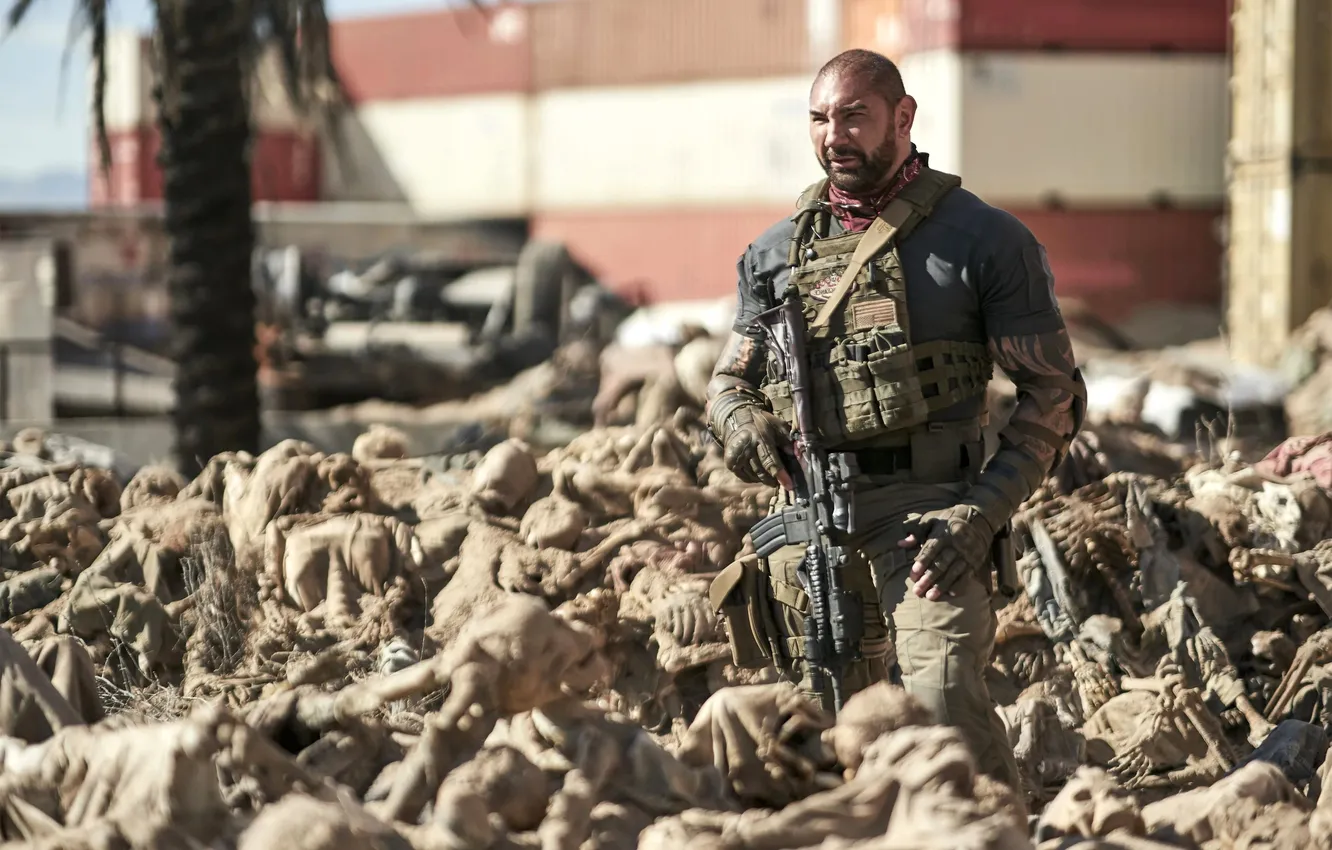 Фото обои солнце, поза, оружие, тату, Dave Bautista, Дейв Батиста, Армия мертвецов, Army of the Dead