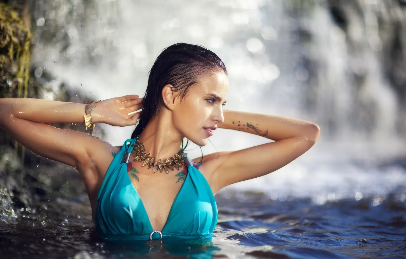Фото обои вода, девушка, ожерелье, профиль, браслет, girl, шатенка, model