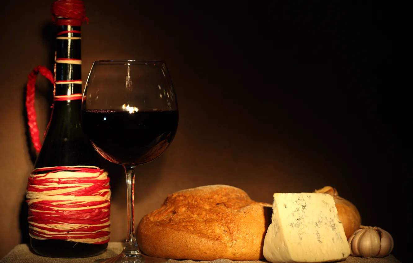 Фото обои вино, красное, бокал, бутылка, сыр, лук, хлеб, чеснок