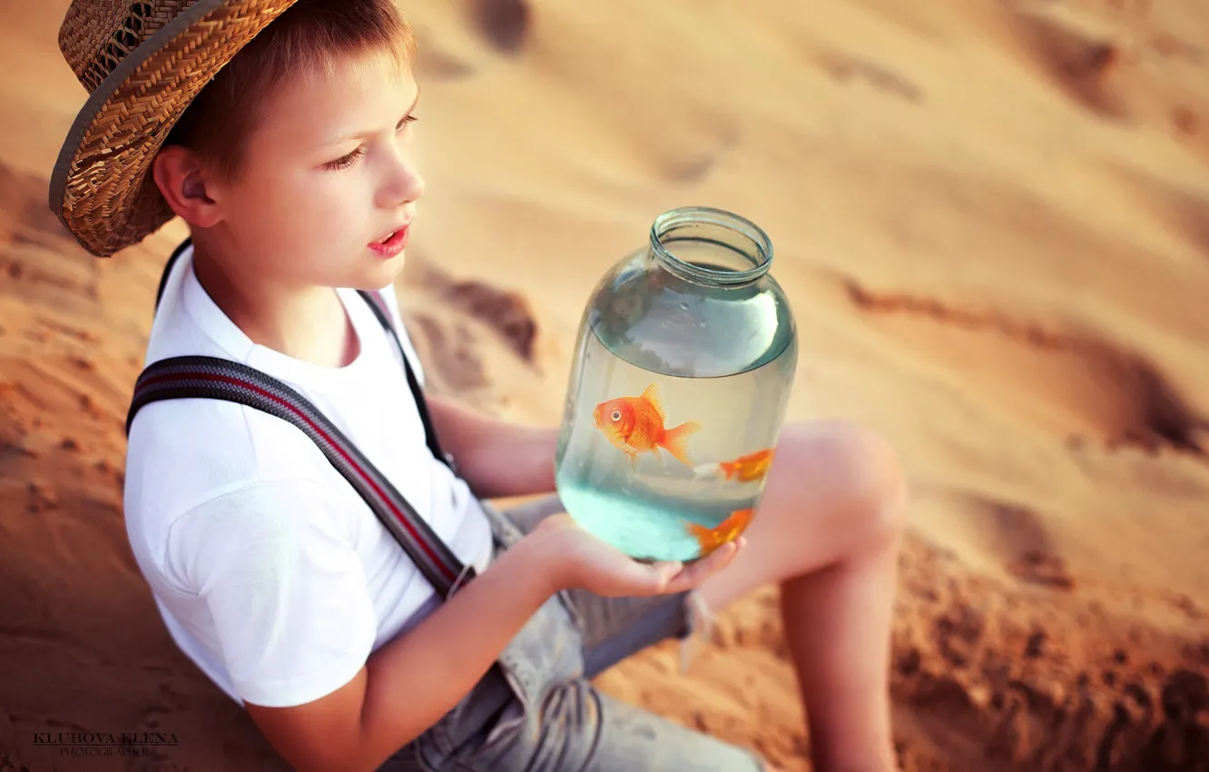 Фото обои песок, рыбки, шляпа, мальчик, банка