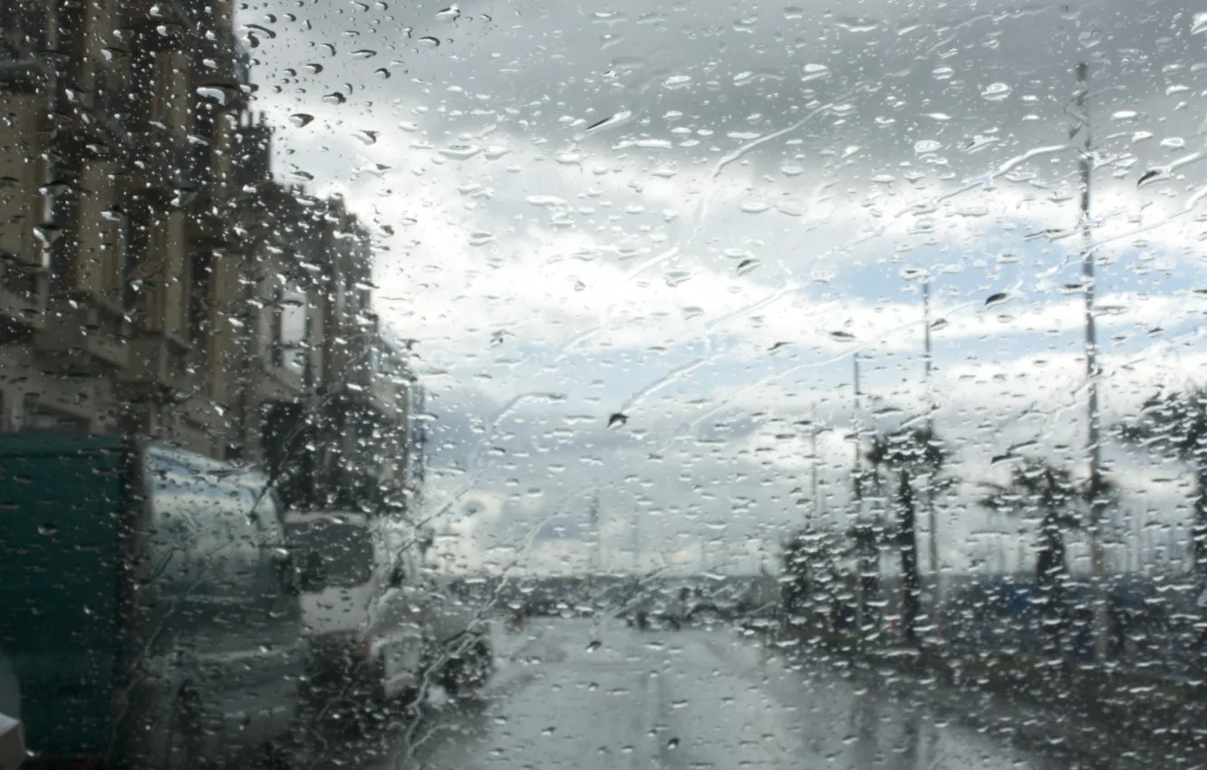 Фото обои стекло, вода, капли, город, дождь, улица