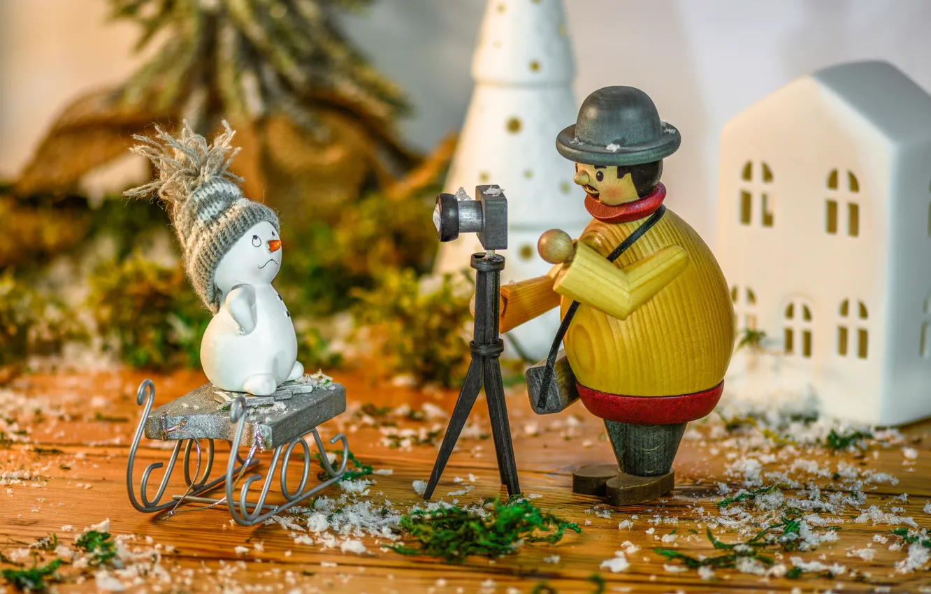 Фото обои праздник, игрушки, Рождество, фотоаппарат, фотограф, Новый год, снеговик, сани