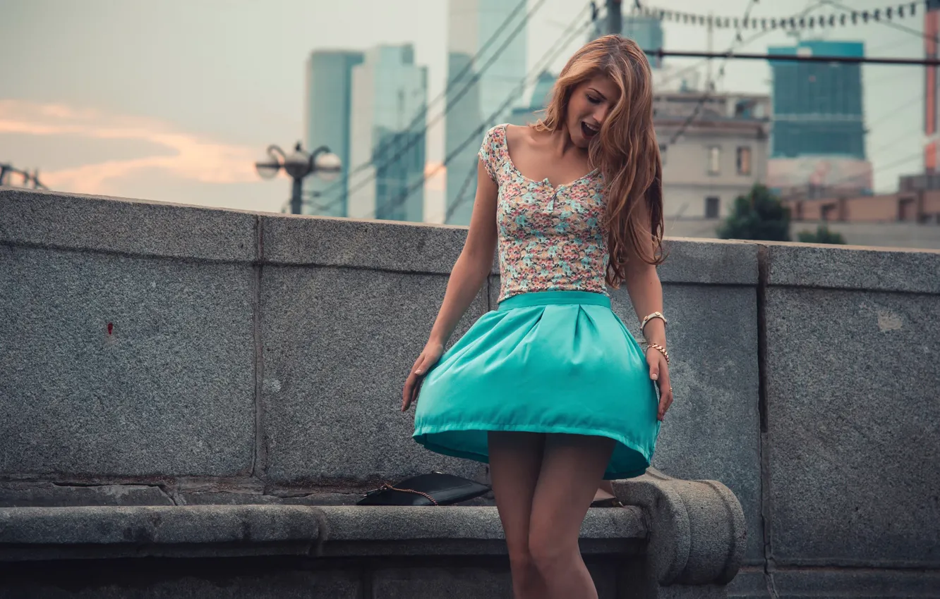 Фото обои девушка, город, юбка, Москва, ножки, oops