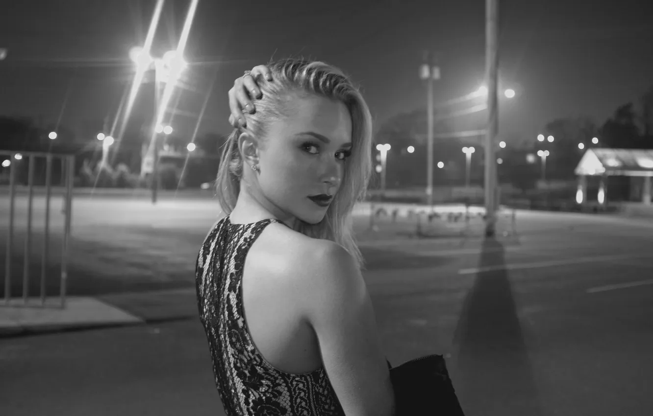 Фото обои взгляд, ночь, город, поза, улица, актриса, Hayden Panettiere, фонари