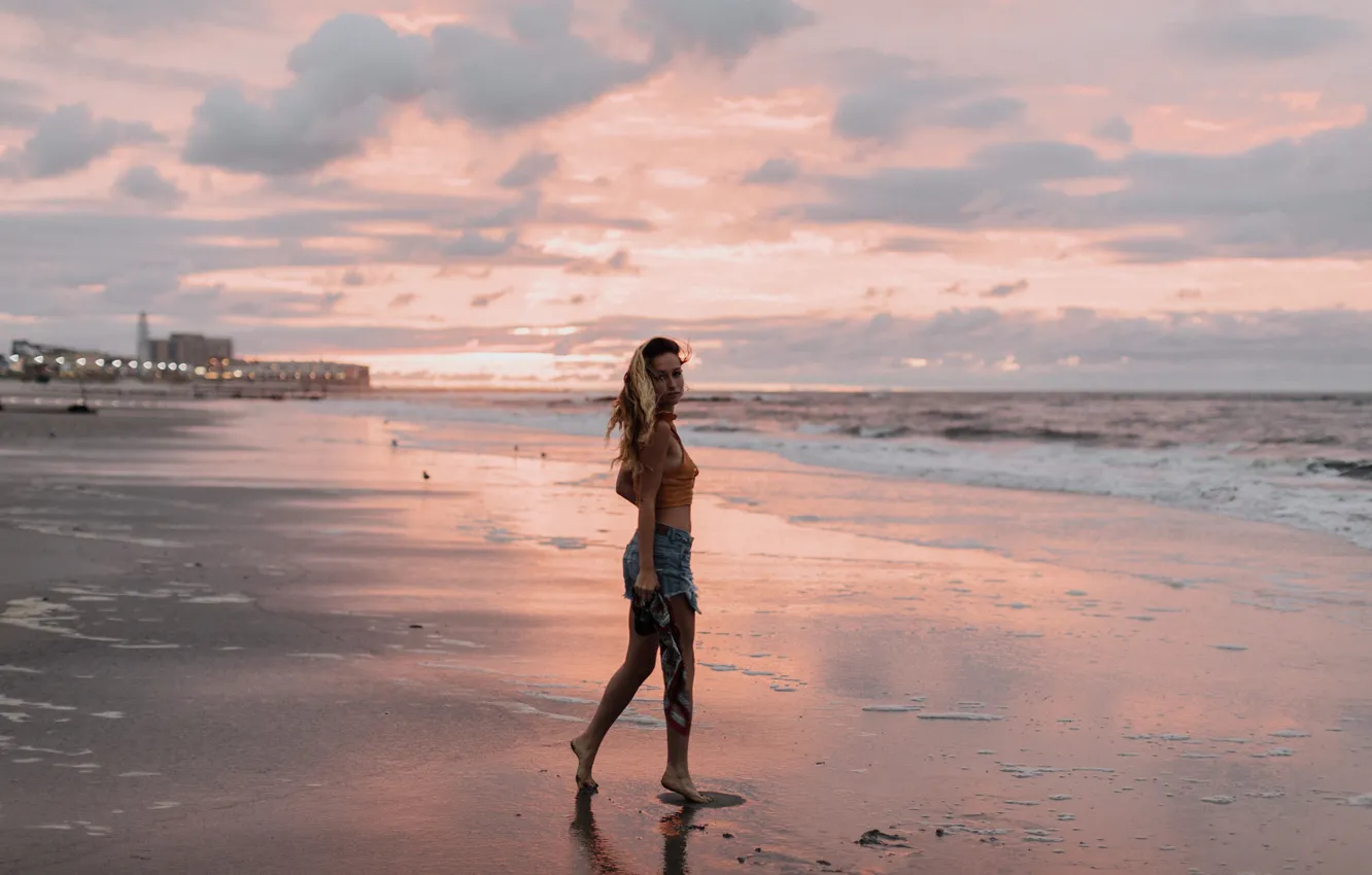 Фото обои песок, пляж, небо, девушка, облака, закат, локоны