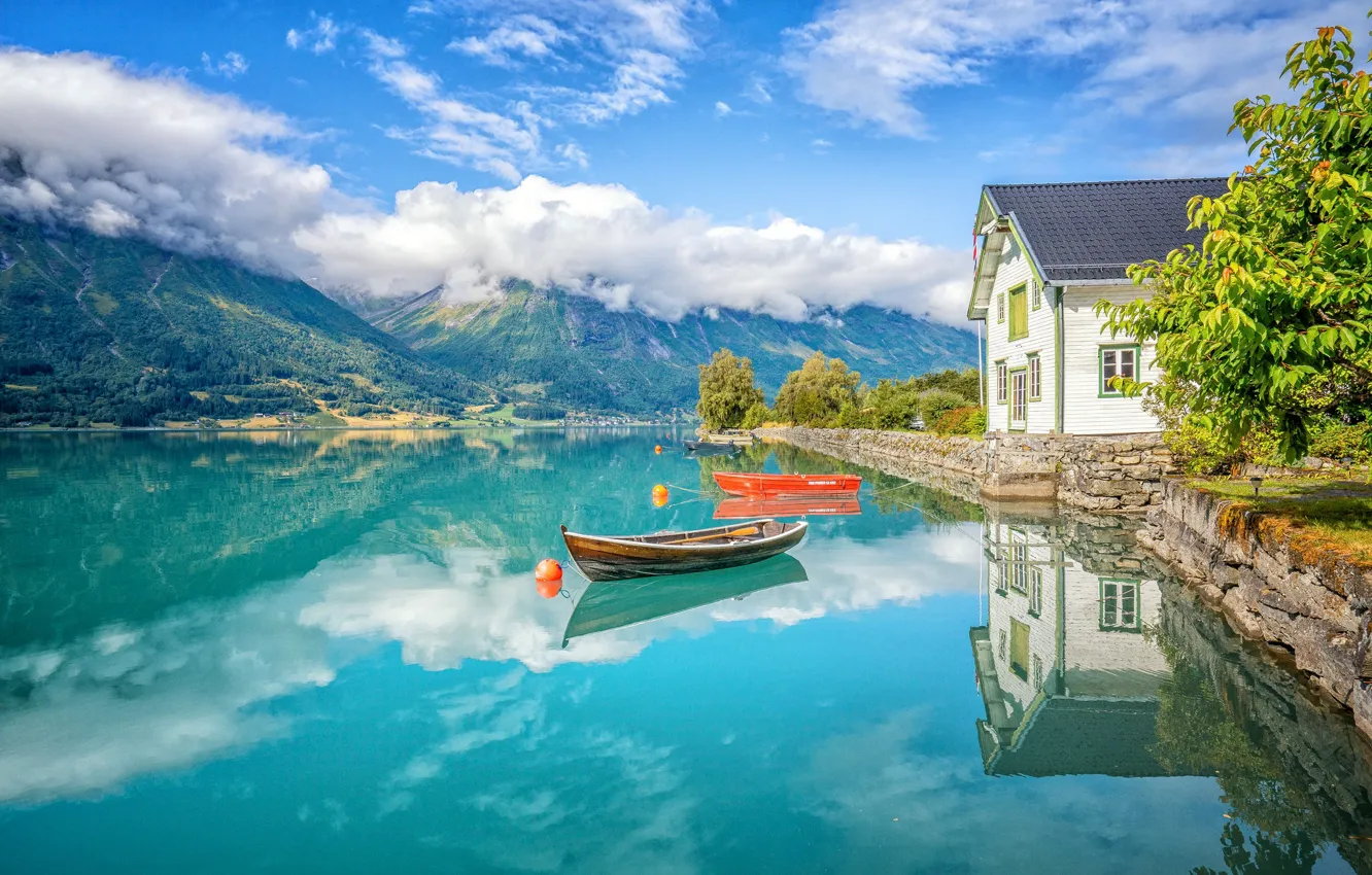 Фото обои горы, озеро, дом, отражение, лодки, Норвегия
