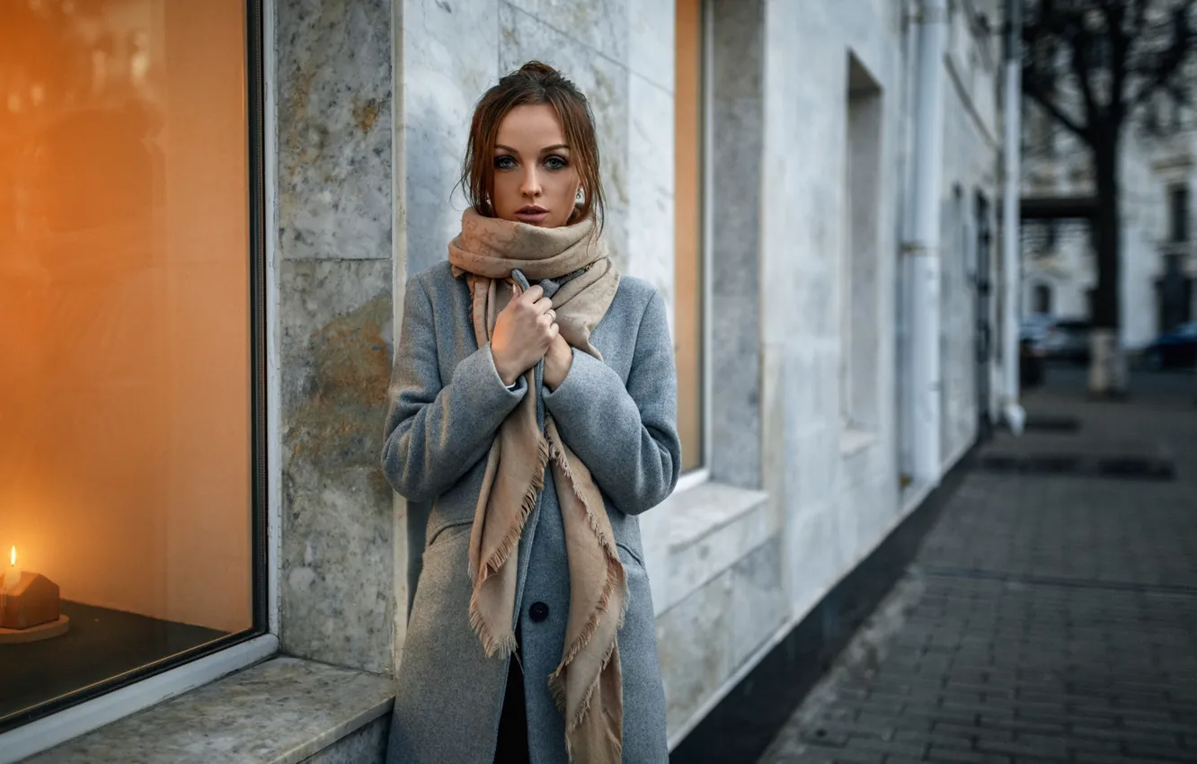 Фото обои осень, улица, здание, Девушка, окно, пальто, Александр Куренной
