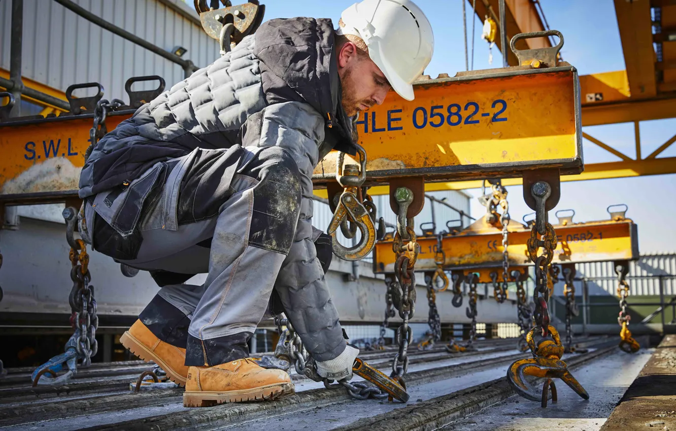 Фото обои Куртка, Мужчина, Каска, Спецодежда, Рабочий, Timberland, Sustainable workwear, Стропальщик
