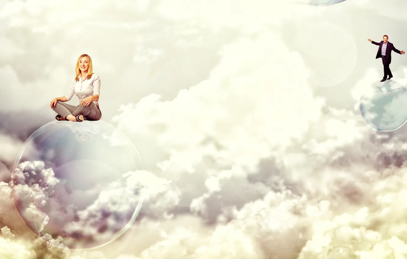 Фото обои небо, девушка, облака, улыбка, креатив, мыльные пузыри, блондинка, парень