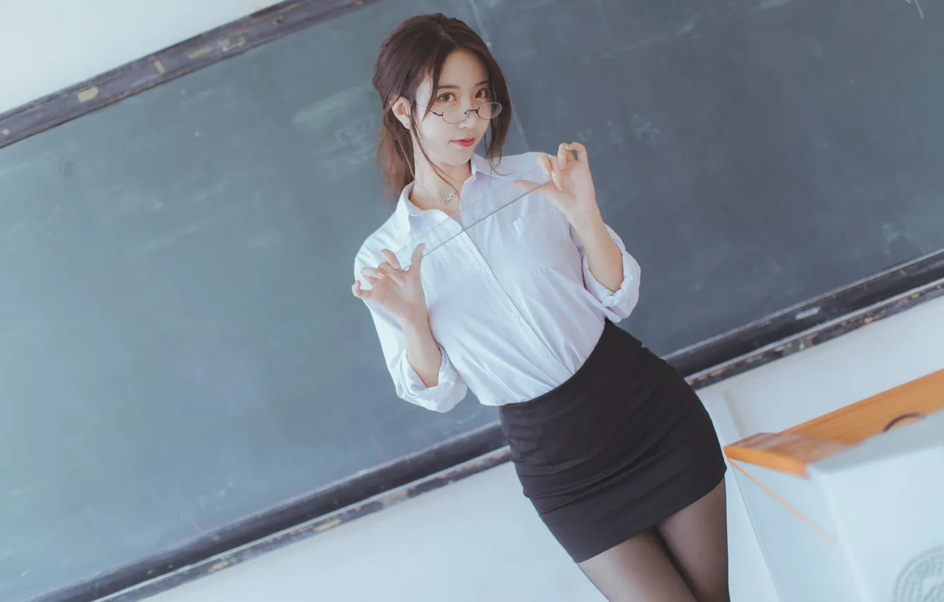 Фото обои азиатка, учитель, asian, teacher, короткая юбка, белая блузка, white blouse, темные колготки