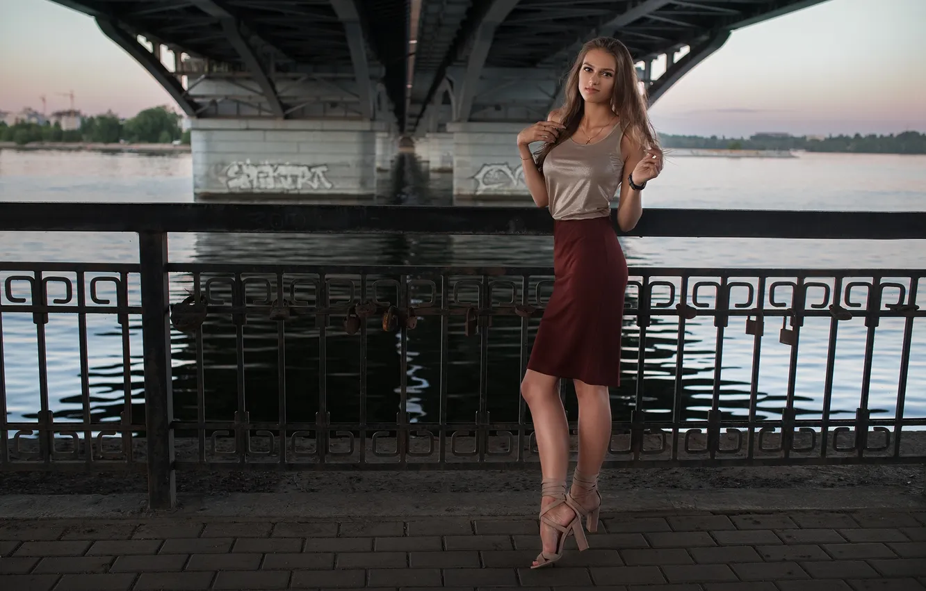 Фото обои девушка, мост, поза, река, юбка, фигура, набережная, длинные волосы