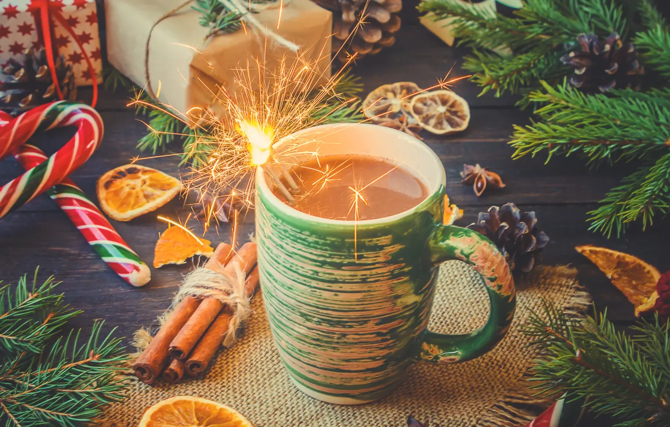 Фото обои новый год, кофе, ель, напиток, шишки, карамель, мандаринки