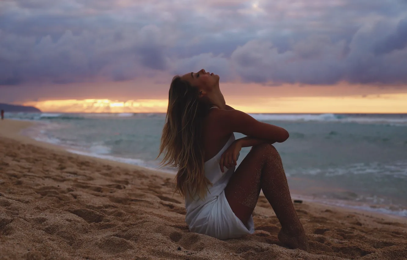 Фото обои песок, пляж, девушка, облака, закат, сидит, Alexis Ren