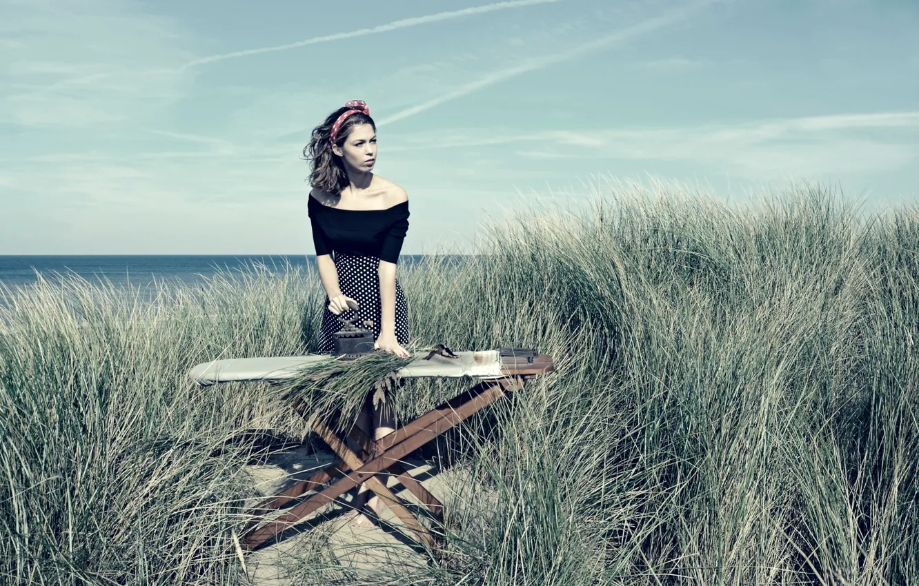 Фото обои девушка, утюг, на берегу, глажка, Beach Grass