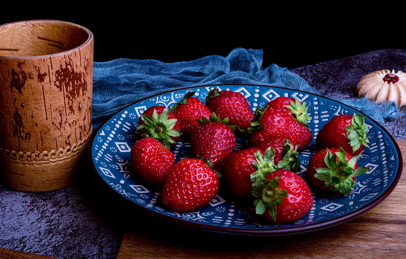 Фото обои ягоды, стол, печенье, клубника, тарелка, красные, натюрморт, синяя