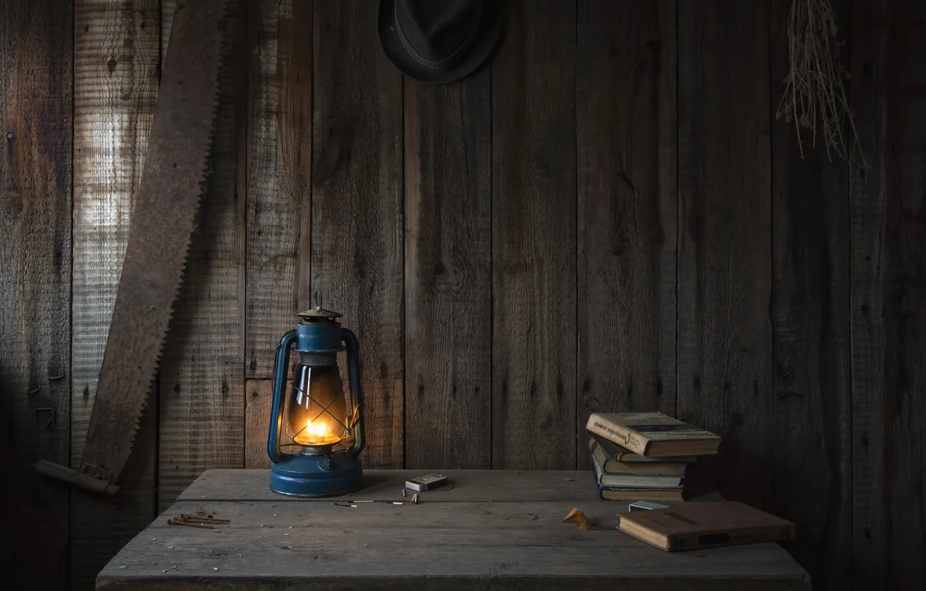 Фото обои тепло, стол, дерево, огонь, доски, книги, лампа, керосинка