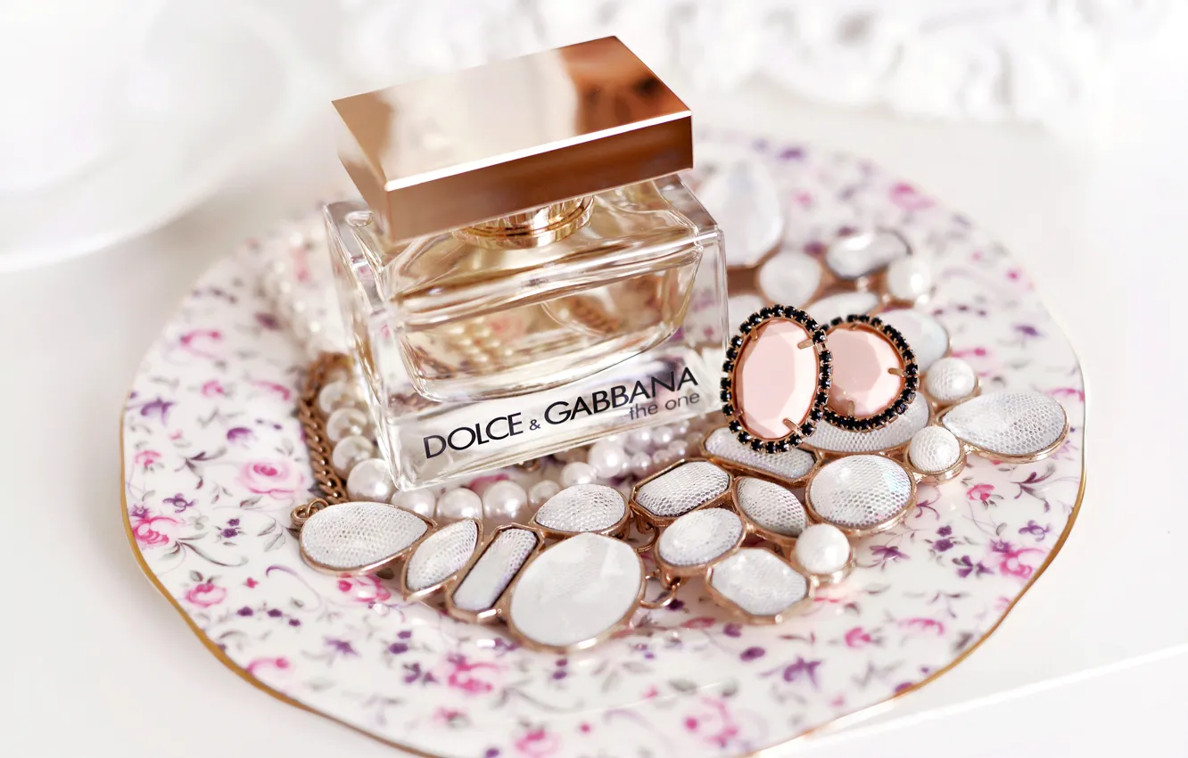 Фото обои камни, серьги, тарелка, бусы, бутылочка, парфюм, Dolce &ampamp; Gabbana, The One