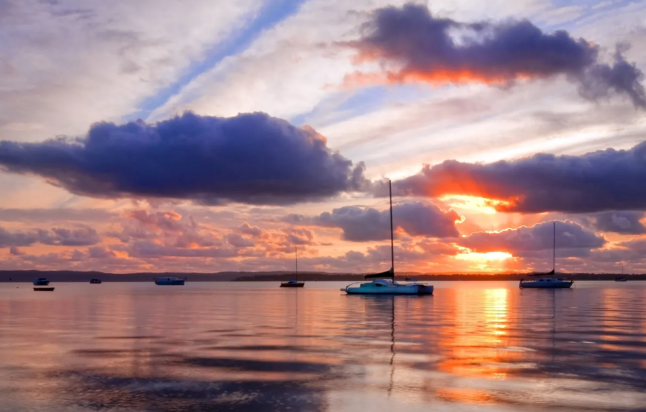 Фото обои море, небо, облака, лодки, зеркало