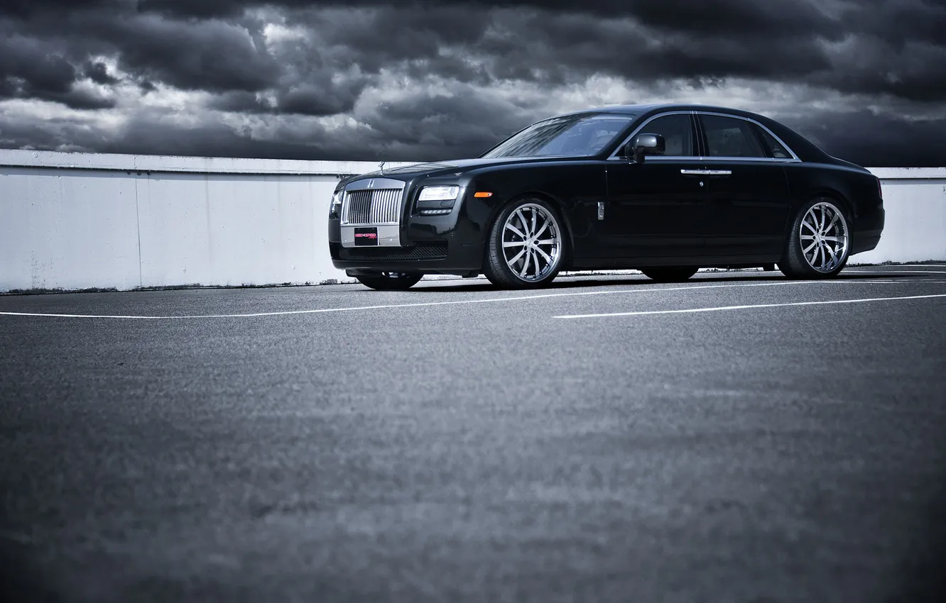 Фото обои небо, тучи, чёрный, Rolls-Royce, парковка, Ghost, black, ролс ройс
