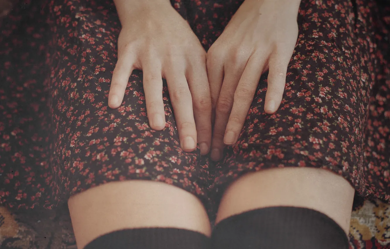 Фото обои девушка, чулки, IrinaJoanne, руки на коленях