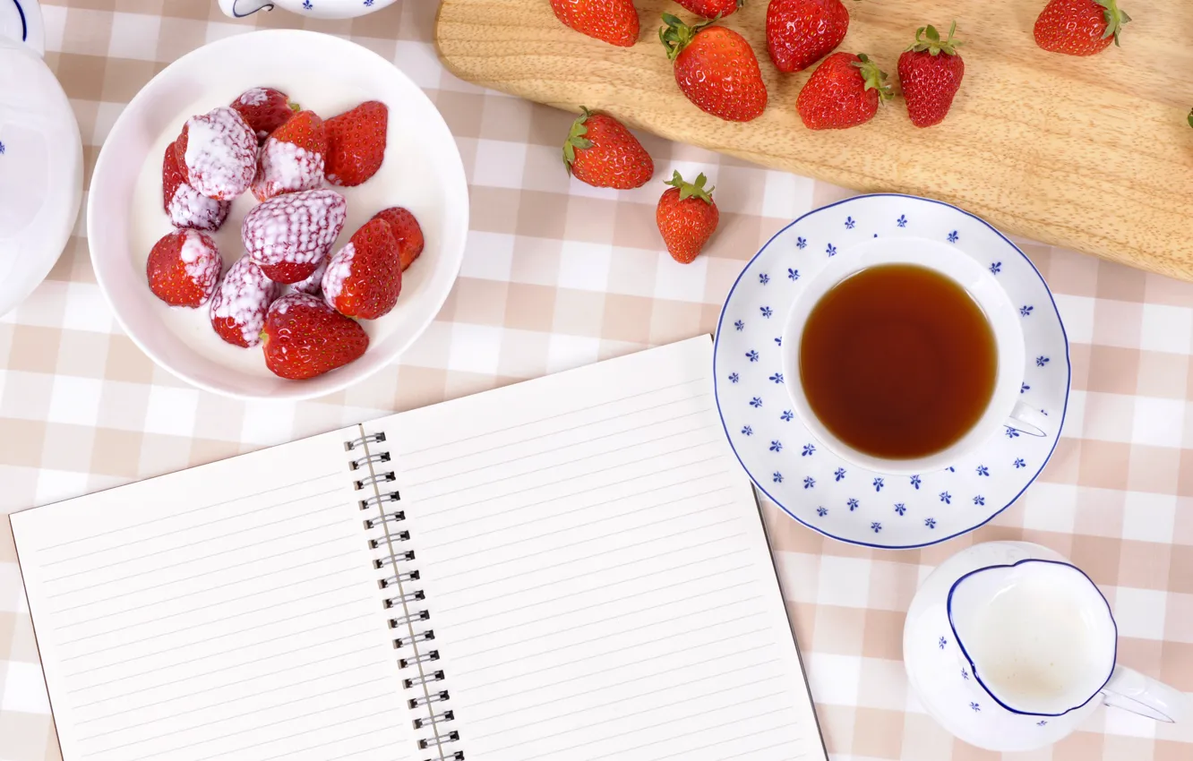 Фото обои ягоды, чай, завтрак, молоко, клубника, блокнот, напиток