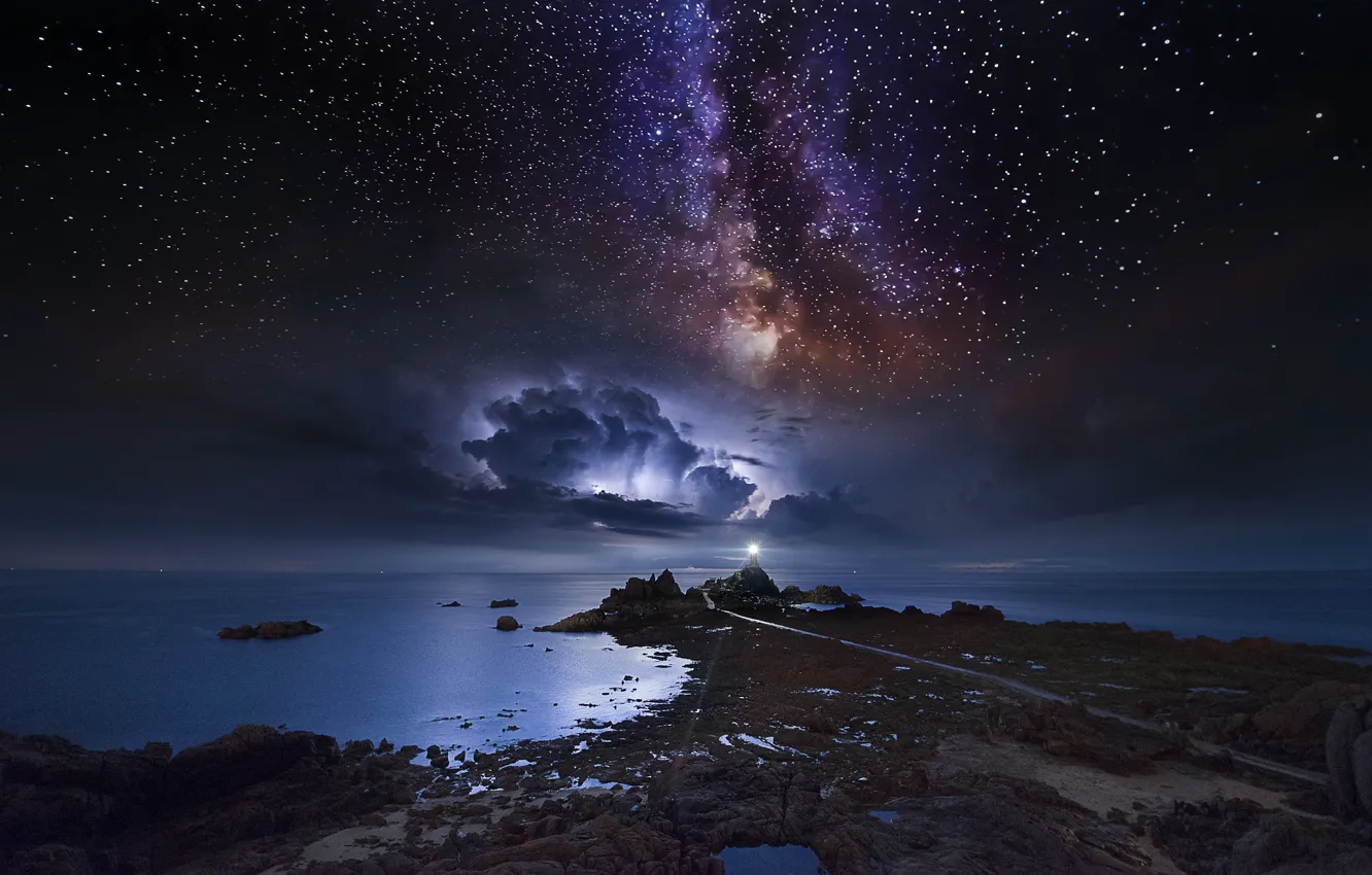 Фото обои море, звезды, свет, ночь, тучи, камни, берег, маяк