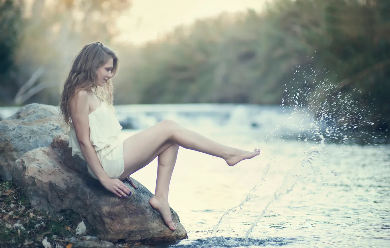 Фото обои вода, девушка, брызги, камень, ножки