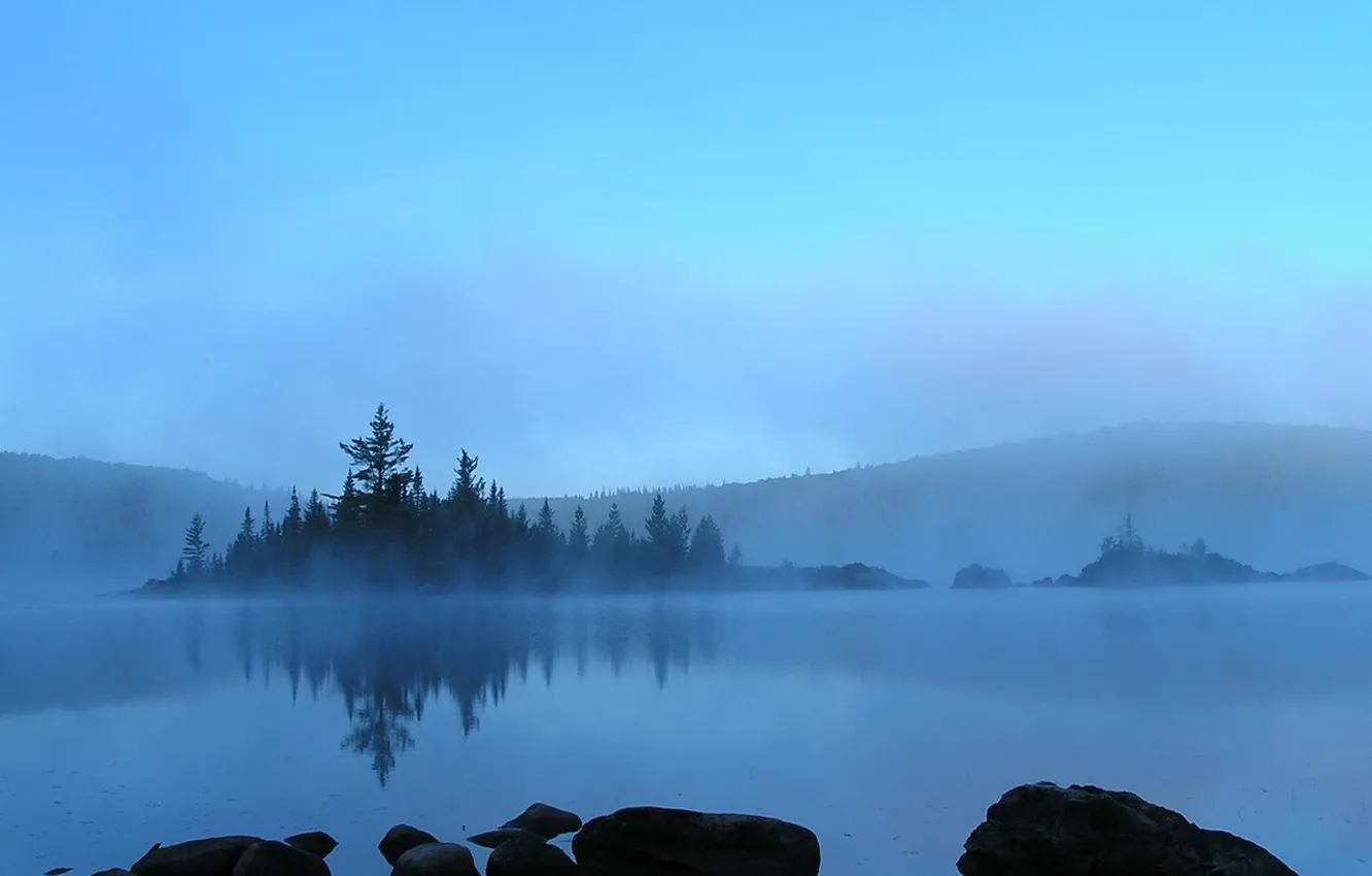 Фото обои вода, деревья, синий, туман, камни