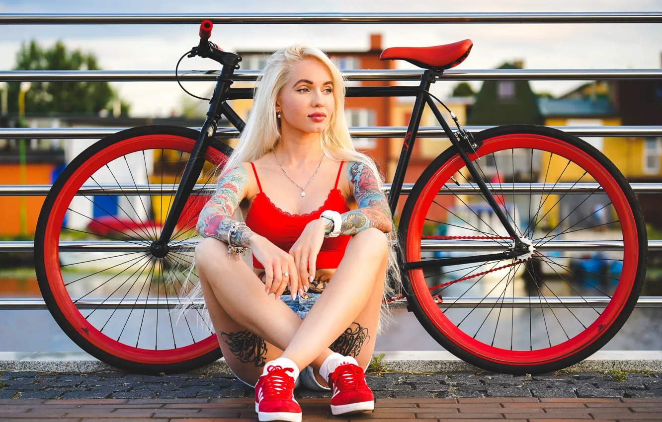 Фото обои girl, bicycle, Model, shorts, legs, photo, blue eyes, fence