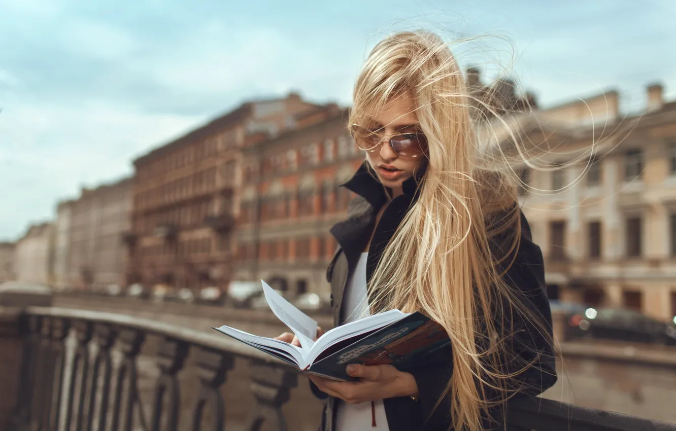Фото обои девушка, улица, книга, читает
