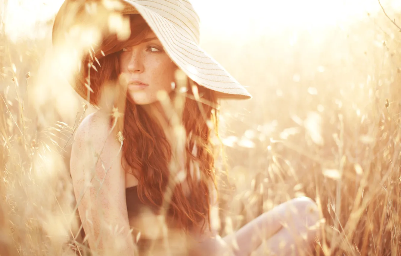 Фото обои поле, лето, девушка, веснушки, шляпка