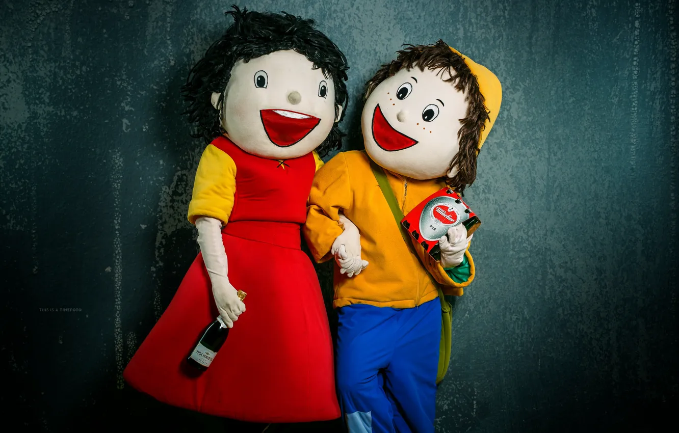 Фото обои люди, бутылка, куклы