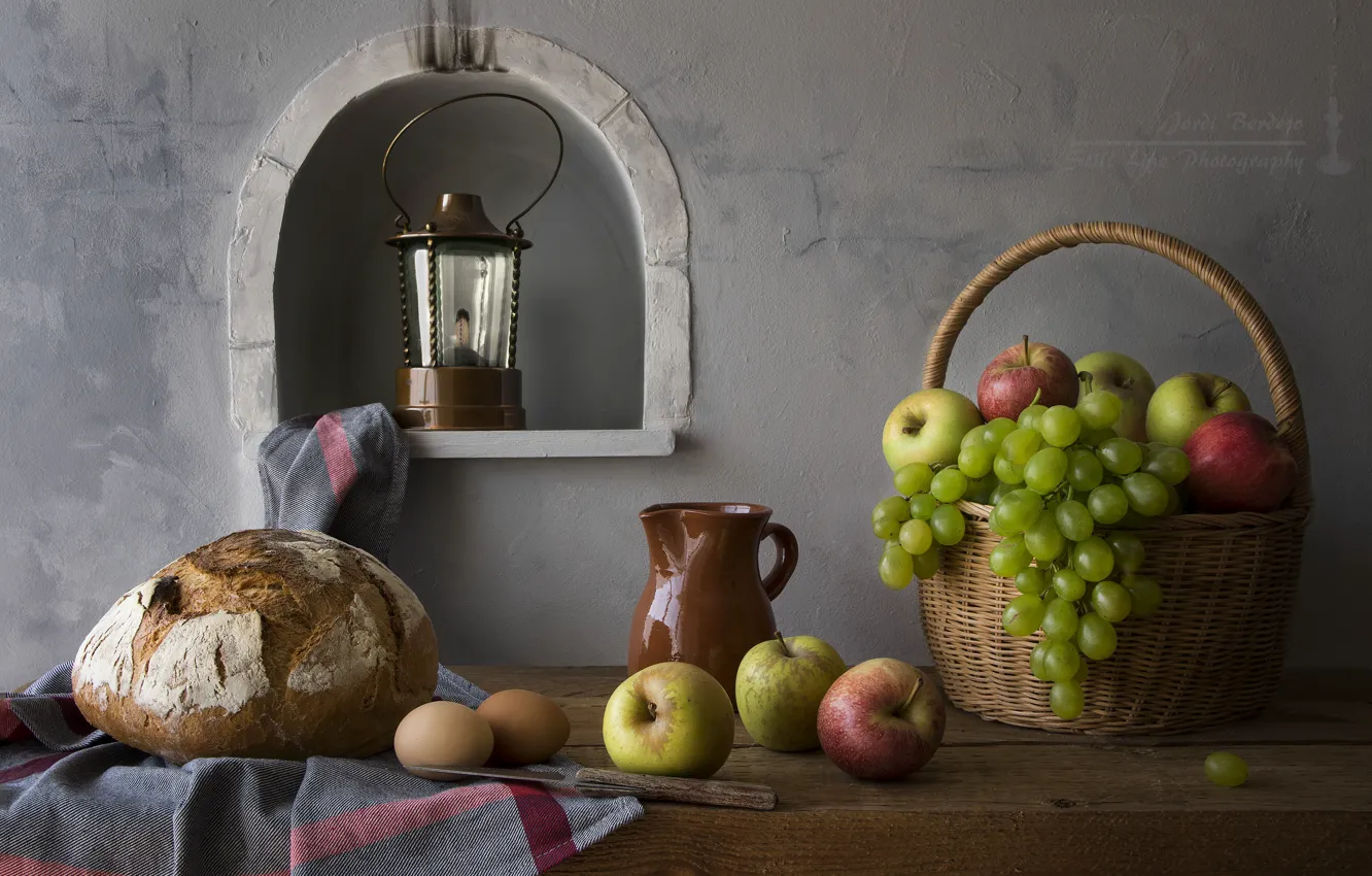 Фото обои яблоки, лампа, яйца, хлеб, виноград, натюрморт