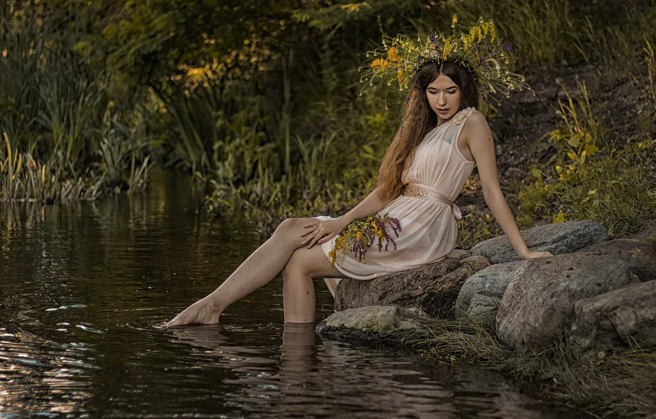 Фото обои вода, девушка, природа, камни, платье, брюнетка, травы, венок