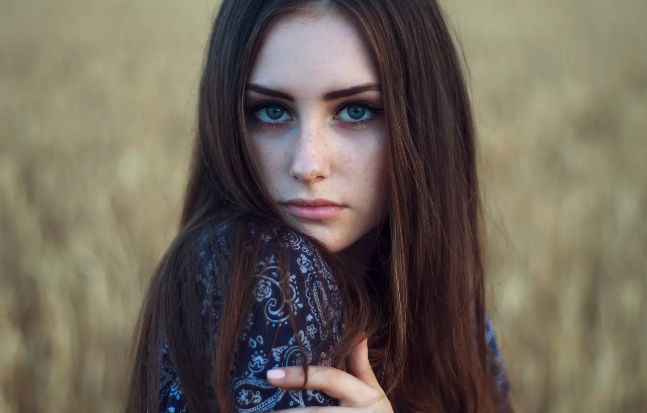 Фото обои лето, взгляд, девушка, милая, модель, портрет, веснушки, шатенка