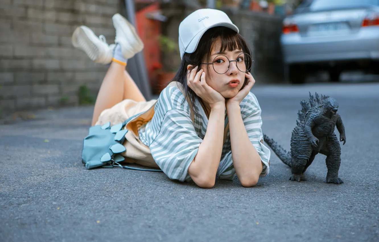 Фото обои девушка, очки, girl, азиатка, фигурка, asian, asian girls, годзилла