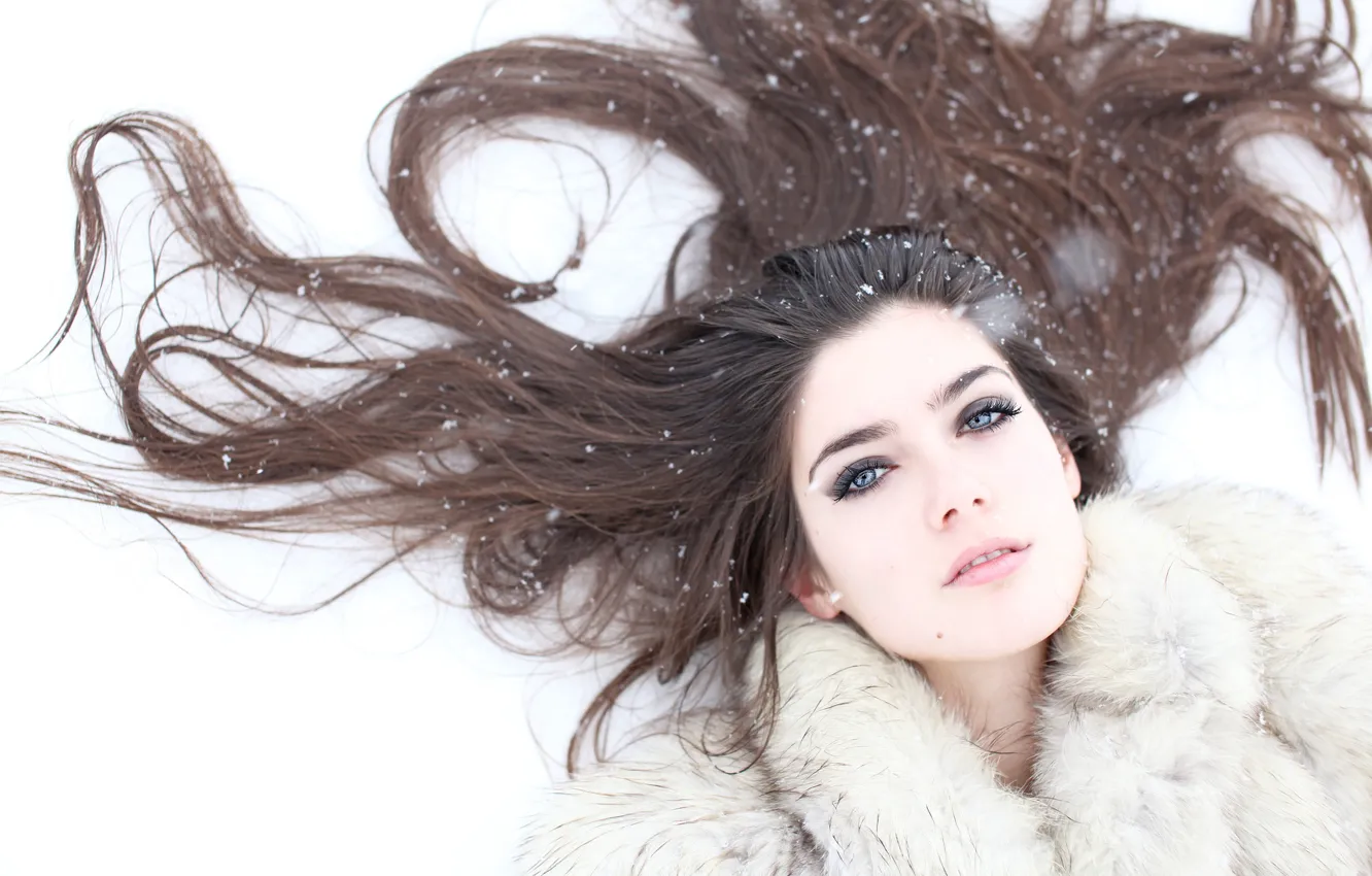 Фото обои зима, снег, снежинки, волосы, брюнетка, шуба