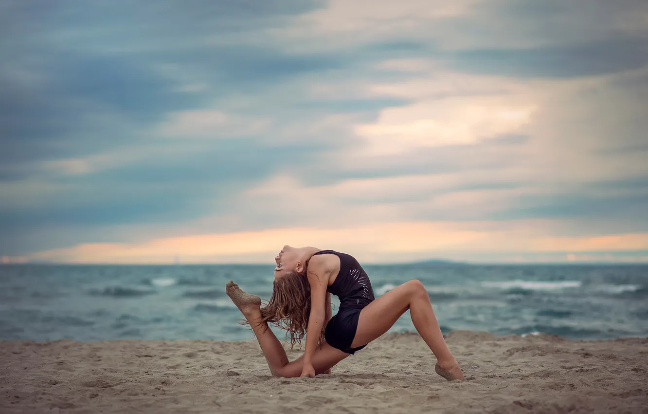 Фото обои песок, грация, гимнастка, Alyssa